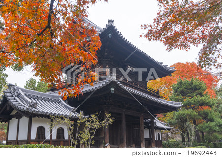 Autumn in Higashiyama, Kyoto: Kenninji Temple's Bokketsu Tower surrounded by autumn leaves Autumn in Higashiyama, Kyoto: Kenninji Temple's Bokketsu Tower surrounded by autumn leaves 119692443