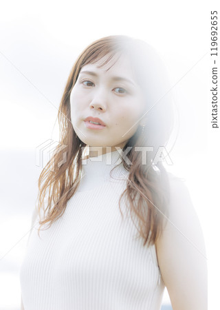 空背景的女人 119692655