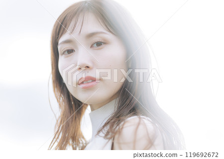Woman with empty background 119692672
