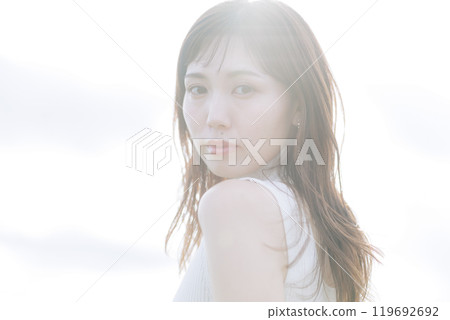 空背景的女人 119692692