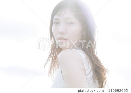 空背景的女人 119692695