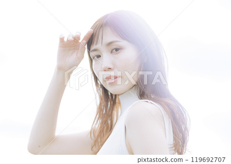 Woman with empty background 119692707