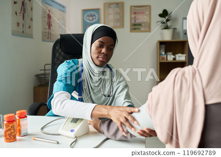 Examining Muslim Patient in Medical Office Setting Examining Muslim Patient in Medical Office Setting 119692789
