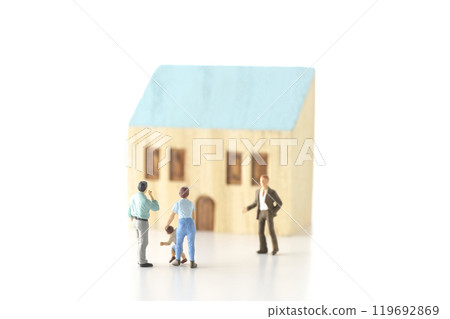 一個家庭買房和一個房地產經紀人在白色背景下拍攝的圖像剪輯 119692869