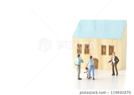 一個家庭買房和一個房地產經紀人在白色背景下拍攝的圖像剪輯 119692870