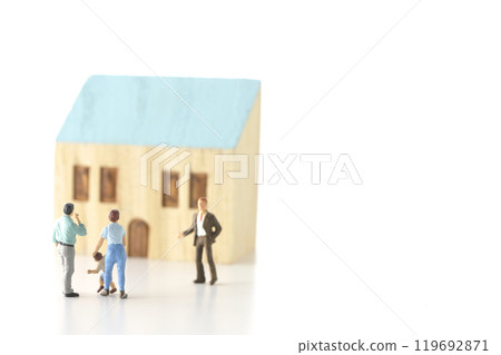 一個家庭買房和一個房地產經紀人在白色背景下拍攝的圖像剪輯 119692871