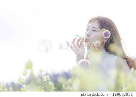 一個女人在花田玩肥皂泡 119692936