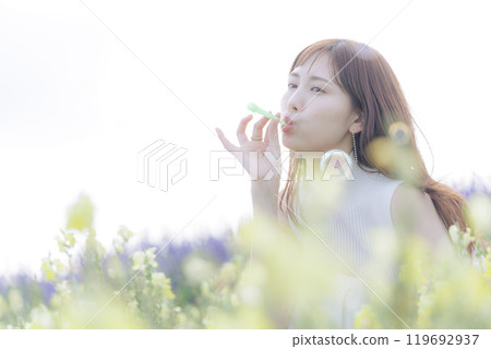 一個女人在花田玩肥皂泡 119692937