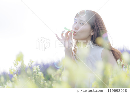 一個女人在花田玩肥皂泡 119692938