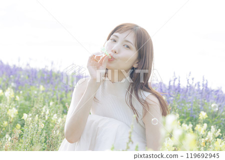 一個女人在花田玩肥皂泡 119692945