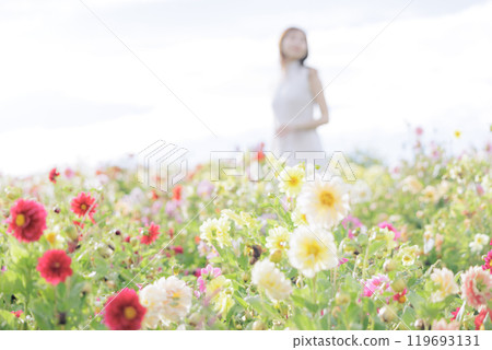 被花包圍的女人 被花包圍的女人 119693131