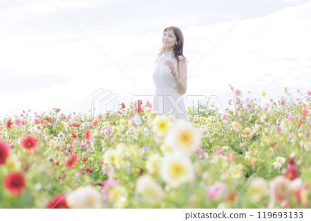 被花包圍的女人 被花包圍的女人 119693133