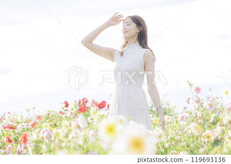 被花包圍的女人 被花包圍的女人 119693136