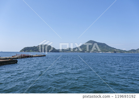 從渡輪上看到的小兒島 從渡輪上看到的小兒島 119693192