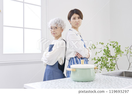 婆婆和妻子關係不睦，廚房，看著相機 119693297