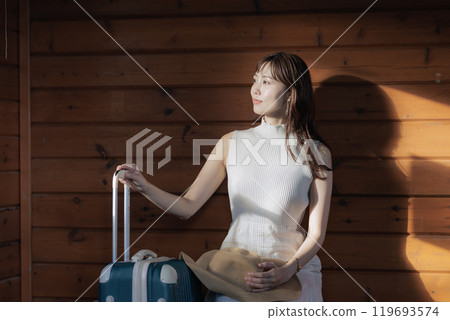 等待公共汽車的婦女 119693574