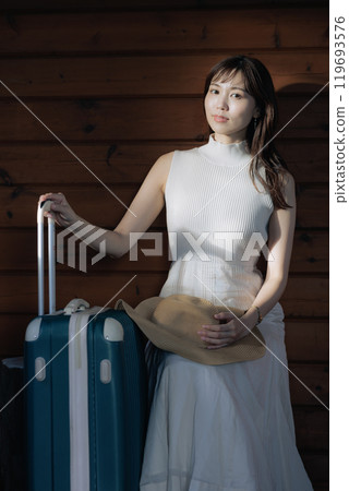 等待公共汽車的婦女 119693576