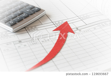 家庭賬本和上升箭頭 家庭預算管理 收支 家庭賬本和上升箭頭 家庭預算管理 收支 119693667