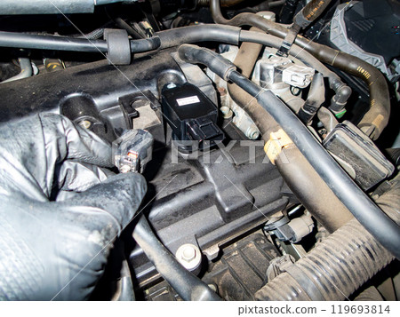 Do-it-yourself car maintenance: Replacing the ignition coil Do-it-yourself car maintenance: Replacing the ignition coil 119693814
