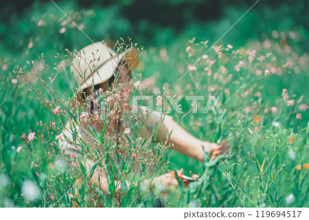 一位婦女在花園採摘皂草 119694517