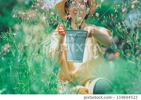 一位婦女在花園採摘皂草 119694522