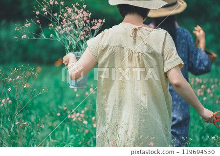 A woman picking flowers at a flower farm 119694530