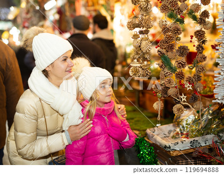 Smiling woman with small daughter in Christmas market 119694888