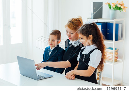 Woman Primary School Teacher In Classroom In Class With Kids 119695147