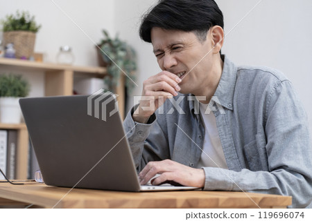即使覺得不舒服也要工作的男人：咳嗽、發燒、頭痛、疲倦、睡眠不足 119696074
