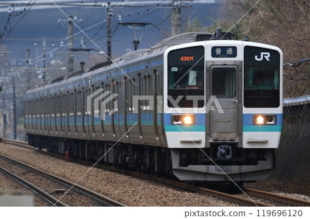 The 211 series local trains are widely used from the Chuo Line to the Nagano area. 119696120