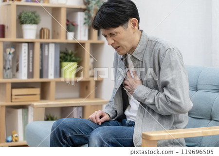 身體狀況不佳的中年男子胸痛 119696505
