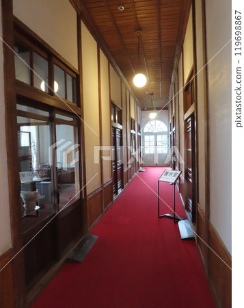 Shimane Prefecture designated tangible cultural property, Matsue City historic landscape formation building, Kounkaku, used as the residence of Emperor Meiji, first floor corridor, red carpet 119698867