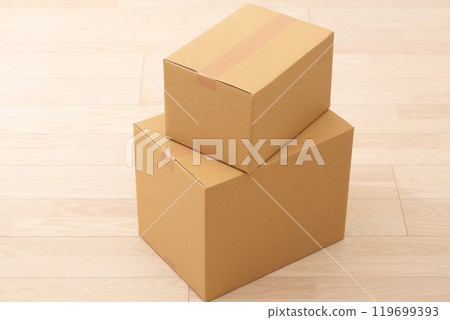 地板上的紙板行李箱 119699393