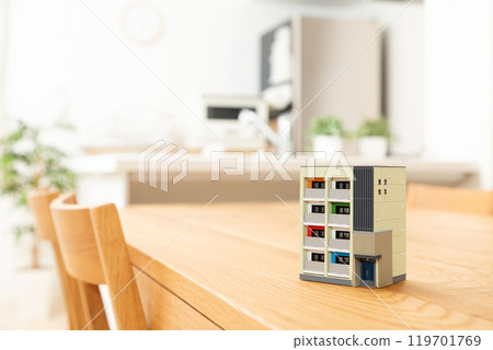 放置在公寓的客廳、餐廳和廚房的房屋模型。 119701769