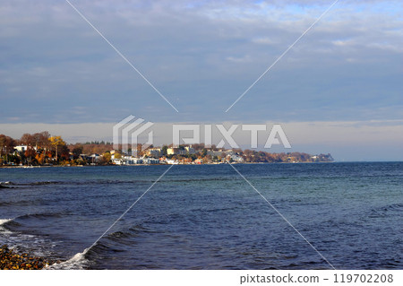 Coastline with houses at the Danish coast. 119702208