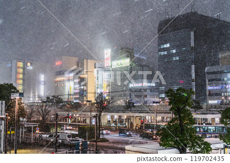 冬季川崎市的都會夜景~雪花飄落的川崎車站前的風景【神奈川縣】 冬季川崎市的都會夜景~雪花飄落的川崎車站前的風景【神奈川縣】 119702435