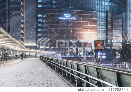 冬季川崎市的城市夜景 - 川崎車站西口下雪的景色【神奈川縣】 119702444