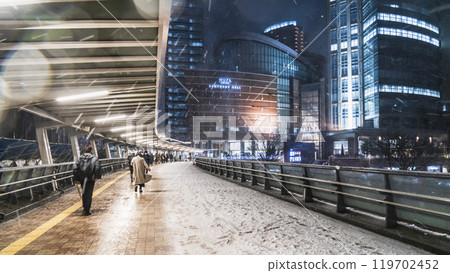 冬季川崎市的都會夜景-雪花飄落的川崎車站西口步行月台【神奈川縣】 冬季川崎市的都會夜景-雪花飄落的川崎車站西口步行月台【神奈川縣】 119702452