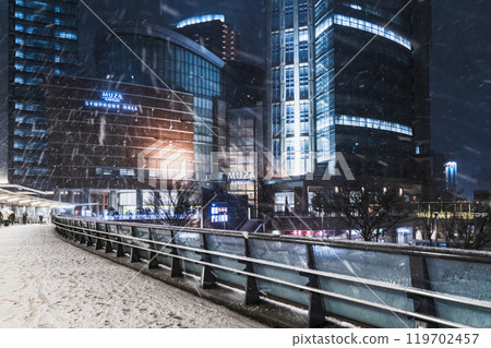 冬季川崎市的城市夜景 - 川崎車站西口下雪的景色【神奈川縣】 119702457