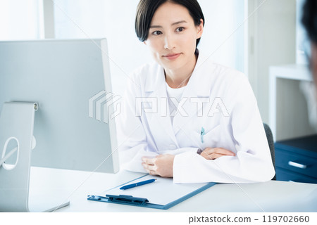 白色的一位女士 119702660