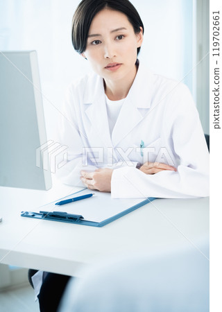 白色的一位女士 119702661