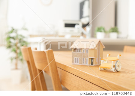 客廳裡的房屋模型與輪椅 119703448