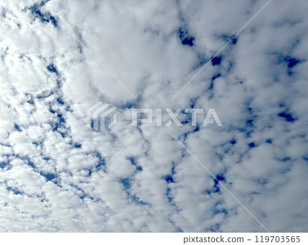 傳播在秋天天空的石雲彩 傳播在秋天天空的石雲彩 119703565