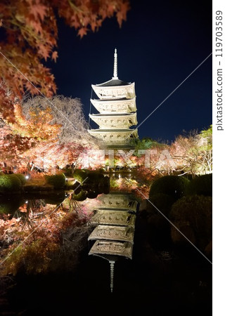 京都：秋葉中的東寺、照亮的五層寶塔與池塘中的倒影 119703589