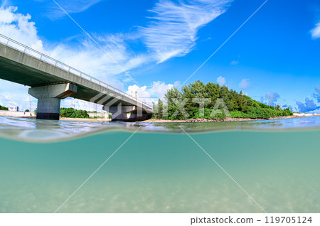 Norise Bridge: A bridge over the sea and a sandy beach at the bottom 119705124