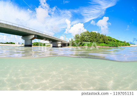 Norise Bridge，一座橫跨大海的橋樑，還有美麗的沙灘和波光粼粼的水下底部 119705131