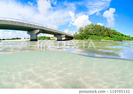 Norise Bridge，一座橫跨大海的橋樑，還有美麗的沙灘和波光粼粼的水下底部 119705132