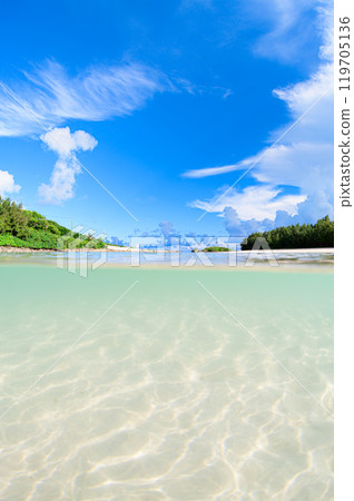 美麗的沙灘和波光粼粼的水底 美麗的沙灘和波光粼粼的水底 119705136