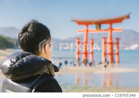 一名男子在宮島觀光 一名男子在宮島觀光 119705340