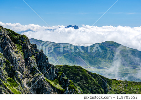 從北阿爾卑斯山劍禦前的登山道上看到的雲海和藥師山。 119705552